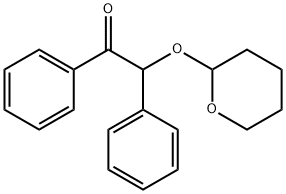 1,2-diphenyl-2-[(tetrahydro-2H-pyran-2-yl)oxy]ethan-1-one 结构式