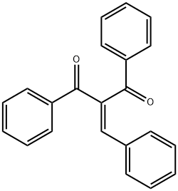 1,3-ジフェニル-2-ベンジリデン-1,3-プロパンジオン 化学構造式