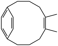 (E)-5,6-ジメチルビシクロ[8.2.2]テトラデカ-5,10,12(1),13-テトラエン 化学構造式