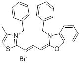 2-[3-[4-メチル-3-(フェニルメチル)チアゾール-2(3H)-イリデン]-1-プロペニル]-3-(フェニルメチル)ベンゾオキサゾール-3-イウム・ブロミド 化学構造式