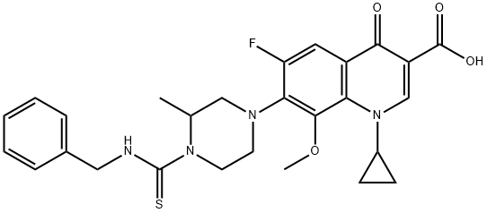 3-Quinolinecarboxylic acid, 1-cyclopropyl-6-fluoro-1,4-dihydro-8-Methoxy-7-[3-Methyl-4-[[(phenylMethyl)aMino]thioxoMethyl]-1-piperazinyl]-4-oxo- Struktur