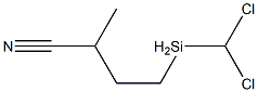 4-[ジクロロ(メチル)シリル]-2-メチルブタンニトリル 化学構造式