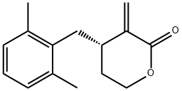 (S)-4-[(2,6-ジメチルフェニル)メチル]-3,4,5,6-テトラヒドロ-3-メチレン-2H-ピラン-2-オン 化学構造式