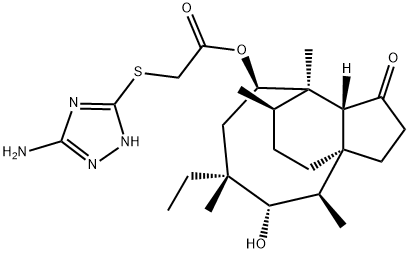 [(5-アミノ-1H-1,2,4-トリアゾール-3-イル)チオ]酢酸(3aS,4R,5S,6R,8R,9R,9aR,10R)-6-エチルデカヒドロ-5-ヒドロキシ-4,6,9,10-テトラメチル-1-オキソ-3a,9-プロパノ-3aH-シクロペンタシクロオクテン-8-イル 化学構造式