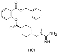 2-[[[4α-(グアニジノメチル)シクロヘキサン-1β-イル]カルボニル]オキシ]安息香酸フェニルメチル·塩酸塩 化学構造式