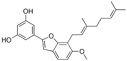 5-[7-[(E)-3,7-ジメチル-2,6-オクタジエニル]-6-メトキシベンゾフラン-2-イル]-1,3-ベンゼンジオール 化学構造式