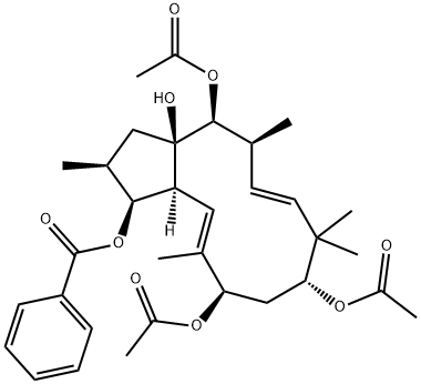 (1S,2S,3aR,4S,5S,6E,9R,11R,12E,13aS)-1,2,3,4,5,8,9,10,11,13a-Decahydro-2,5,8,8,12-pentamethyl-3aH-cyclopentacyclododecene-1,3a,4,9,11-pentol 4,9,11-triacetate 1-benzoate Struktur