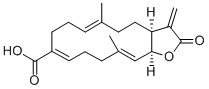 (3aS,6E,10E,14E,15aS)-2,3,3a,4,5,8,9,12,13,15a-デカヒドロ-6,14-ジメチル-3-メチレン-2-オキソシクロテトラデカ[b]フラン-10-カルボン酸 化学構造式