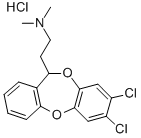 (+-)-7,8-Dichloro-N,N-dimethyl-11H-dibenzo(b,e)(1,4)dioxepin-11-ethana mine hydrochloride Struktur