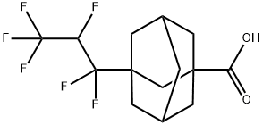 3-(1,1,2,3,3,3-ヘキサフルオロプロピル)アダマンタン-1-カルボン酸 化学構造式