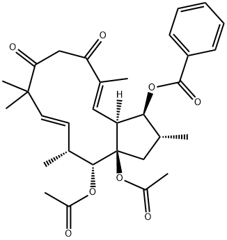 (2R,3S,3aS,4E,10E,12R,13R,13aR)-13,13a-ビス(アセチルオキシ)-3-(ベンゾイルオキシ)-3,3a,9,12,13,13a-ヘキサヒドロ-2,5,9,9,12-ペンタメチル-1H-シクロペンタシクロドデセン-6,8(2H,7H)-ジオン 化学構造式
