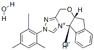 (+)-(5aR,10bS)-5a,10b-ジヒドロ-2-(2,4,6-トリメチルフェニル)-4H,6H-インデノ[2,1-b][1,2,4]トリアゾロ[4,3-d][1,4]オキサジニウムクロリド一水和物 化学構造式