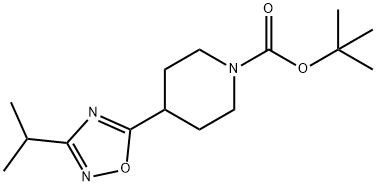 tert-butyl 4-(3-isopropyl-1,2,4-oxadiazol-5-yl)piperidine-1-carboxylate Struktur