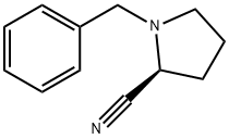(2S)-1-ベンジルピロリジン-2-カルボニトリル 化学構造式
