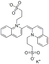 1-(3-スルホナトプロピル)-2-[[1-[3-(ポタシオスルホ)プロピル]キノリン-2(1H)-イリデン]メチル]キノリニウム 化学構造式