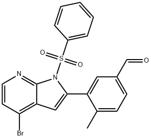 Benzaldehyde, 3-[4-broMo-1-(phenylsulfonyl)-1H-pyrrolo[2,3-b]pyridin-2-yl]-4-Methyl- 化学構造式