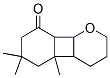 デカヒドロ-4b,6,6-トリメチル-8H-ベンゾ[3,4]シクロブタ[1,2-b]ピラン-8-オン 化学構造式