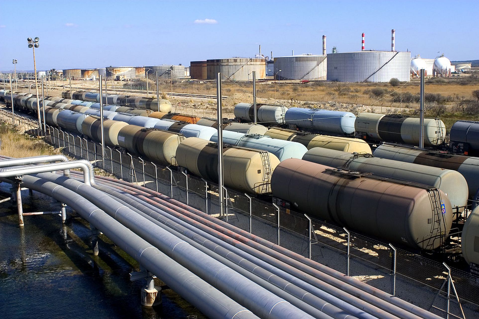 "友谊"管道起自俄罗斯中部,将西伯利亚西部油田出产的原油输往欧洲