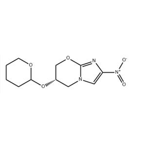 (6S)-2-nitro-6-(oxan-2-yloxy)-6,7-dihydro-5H-imidazo[2,1-b][1,3]oxazine;5H-Imidazo[2,1-b][1,3]oxazine, 6,7-dihydro-2-nitro-6-[(tetrahydro-2H-pyran-2-yl)oxy]-, (6S)-