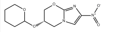 (6S)-2-nitro-6-(oxan-2-yloxy)-6,7-dihydro-5H-imidazo[2,1-b][1,3]oxazine;5H-Imidazo[2,1-b][1,3]oxazine, 6,7-dihydro-2-nitro-6-[(tetrahydro-2H-pyran-2-yl)oxy]-, (6S)-