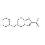 (6S)-2-nitro-6-(oxan-2-yloxy)-6,7-dihydro-5H-imidazo[2,1-b][1,3]oxazine;5H-Imidazo[2,1-b][1,3]oxazine, 6,7-dihydro-2-nitro-6-[(tetrahydro-2H-pyran-2-yl)oxy]-, (6S)-